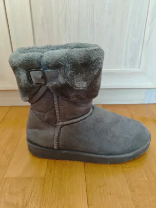 Botín gris antelina con hebilla