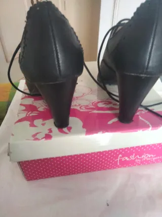 Zapatos negros con cordones y hebillas