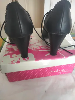 Zapatos negros con cordones y hebillas