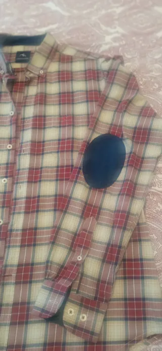 Camisa de cuadros beige y roja