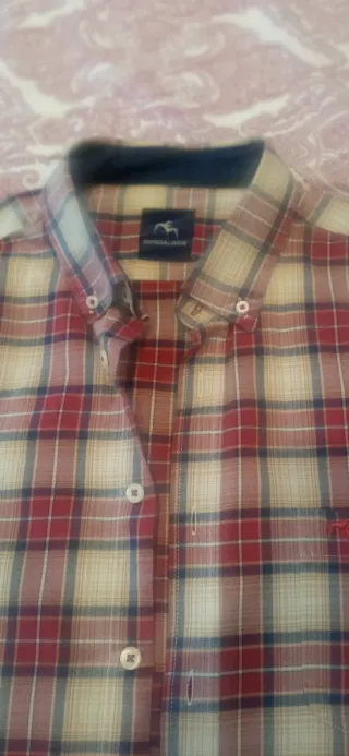 Camisa de cuadros beige y roja