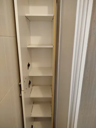 Armario de baño alto blanco.