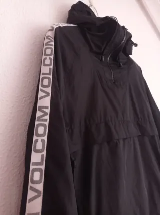 Cazadora Volcom Negra con Logo en Manga