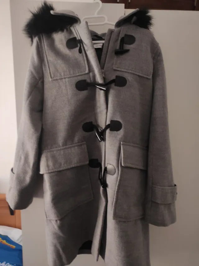 Abrigo gris con capucha