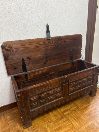 Arcón antiguo recibidor madera oscura