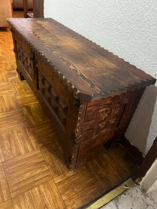 Arcón antiguo recibidor madera oscura