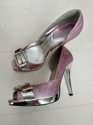 Zapatos de tacón con hebilla y pedrería
