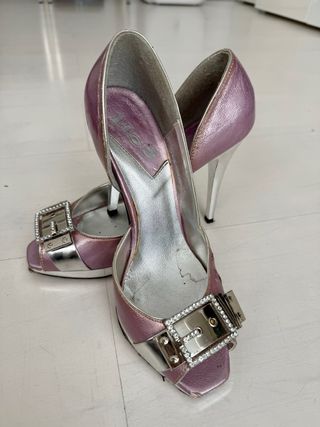 Zapatos de tacón con hebilla y pedrería