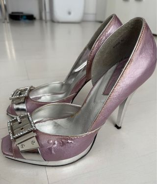 Zapatos de tacón con hebilla y pedrería