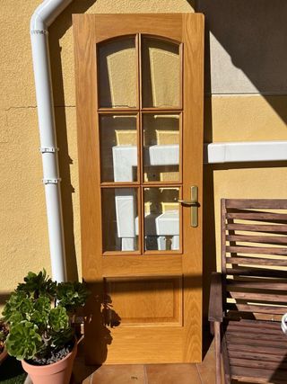 Puerta de madera con cristal