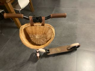 Patinete vintage con cesta mimbre