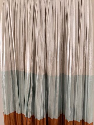 Falda midi plisada brillante