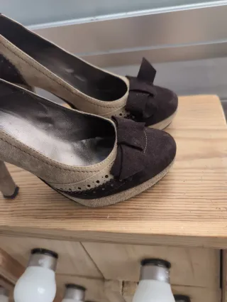 Zapatos de tacón beige y marrón