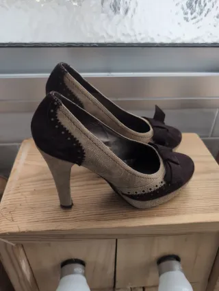 Zapatos de tacón beige y marrón