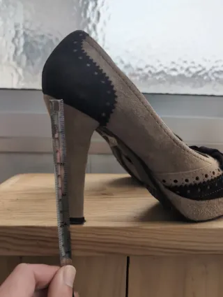 Zapatos de tacón beige y marrón