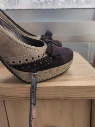 Zapatos de tacón beige y marrón