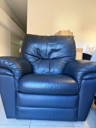 Sillón de piel azul oscuro natural.