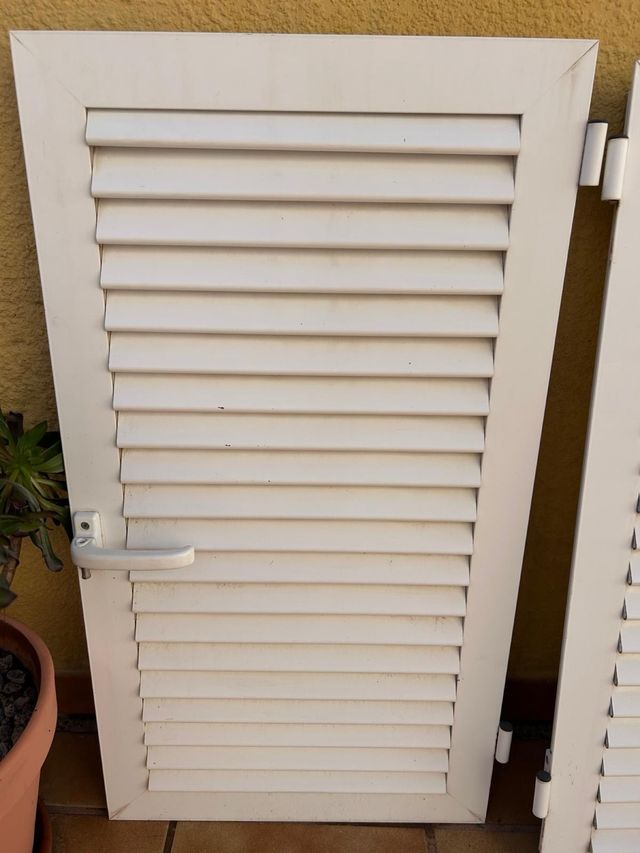 Puerta de aluminio con lamas