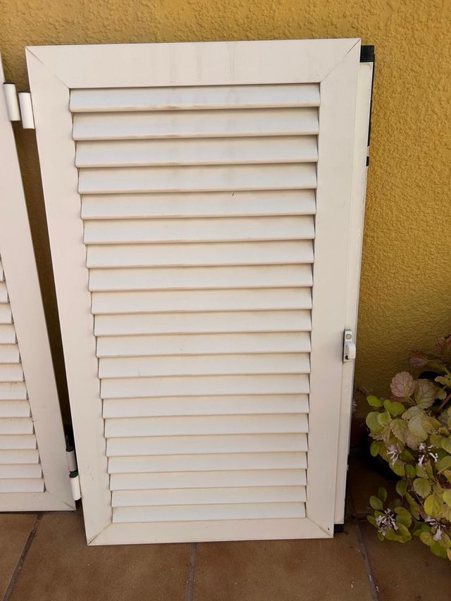 Puerta de aluminio con lamas