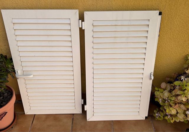 Puerta de aluminio con lamas