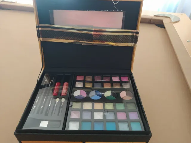 Estuche de maquillaje negro y rosa