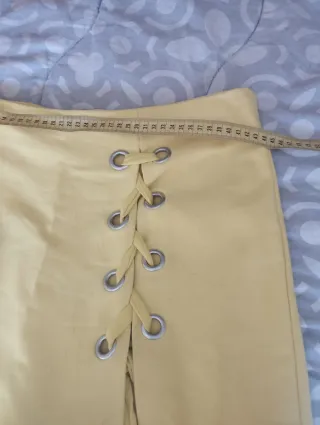 Falda pantalón amarilla con cordones