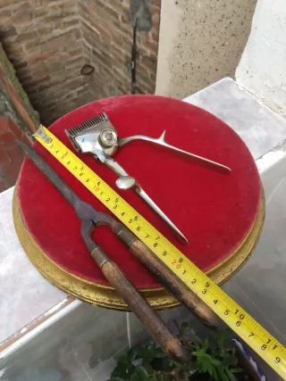 Antigüedades peluquería: rizador y cortapelos