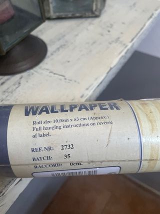 Rollo de papel pintado a rayas