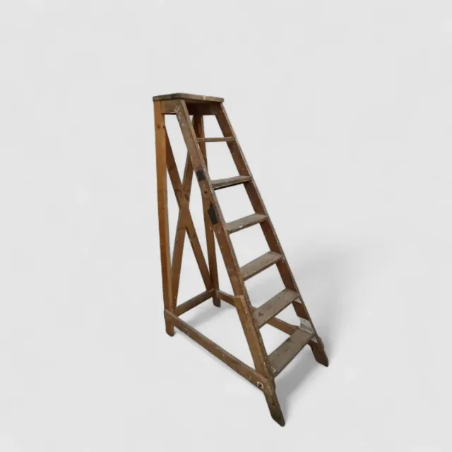 Escalera industrial vintage de madera