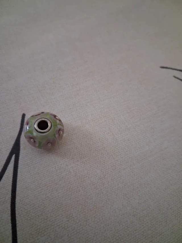 Trollbeads Charm Vetro verde con fiori lilla