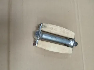 Pedal bicicleta antiguo con reflector