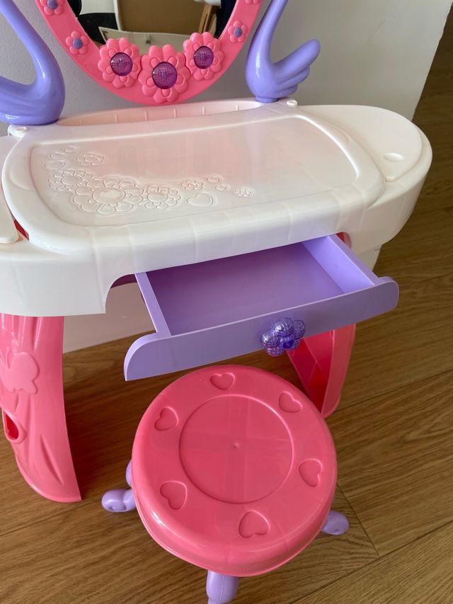 Tocador infantil con espejo y taburete
