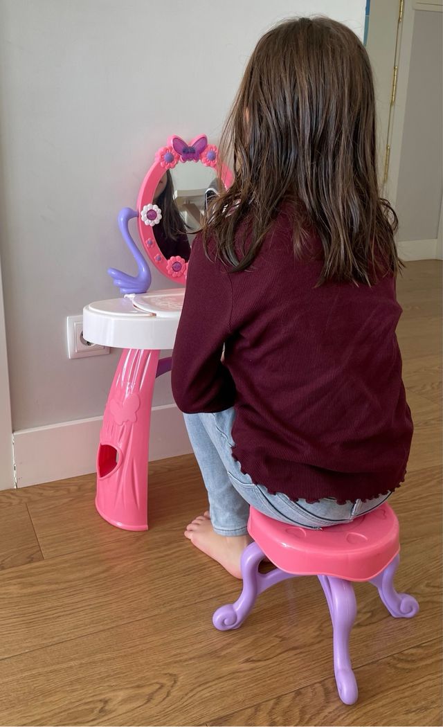 Tocador infantil con espejo y taburete