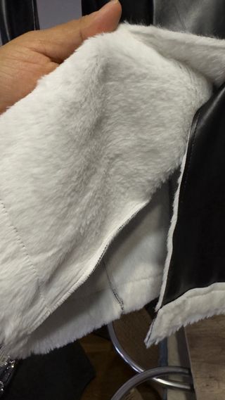 Abrigo Piel Negro con Borreguito Blanco
