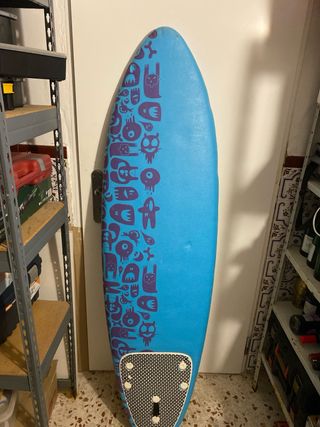 Tabla de surf azul con diseño de monstruos