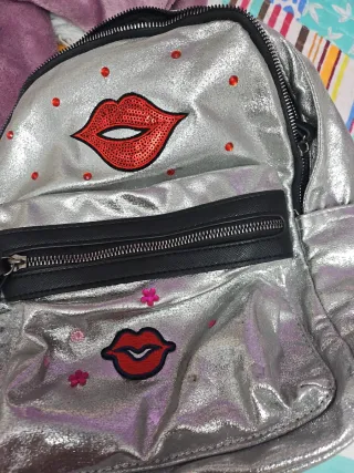 Mochila plateada con labios rojos