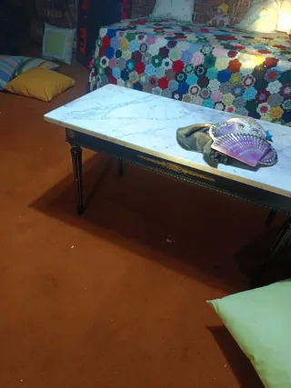 Mesa de centro de mármol y madera