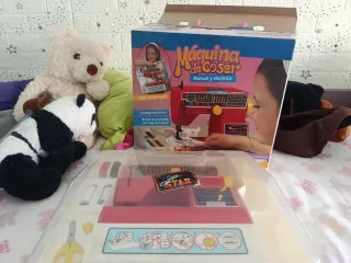 Máquina de coser de juguete roja