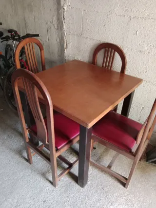 Mesa y 4 sillas de madera