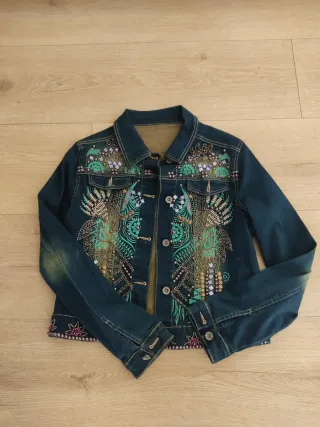 Chaqueta vaquera bordada y con lentejuelas