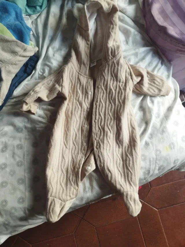 Mono de bebé con capucha