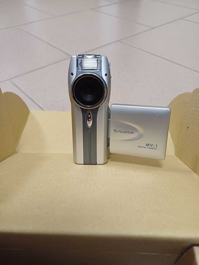Digital camera FUJFILM MV-1