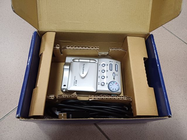 Digital camera FUJFILM MV-1