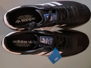 Zapatillas Adîdas Negras Blancas