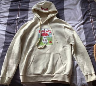 Sudadera Bershka beige con estampado