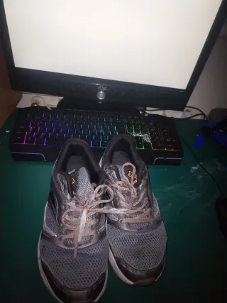 Zapatillas Adidas Negras y Blancas