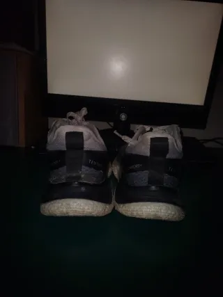 Zapatillas Adidas Negras y Blancas