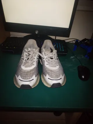 Zapatillas Adidas Negras y Blancas