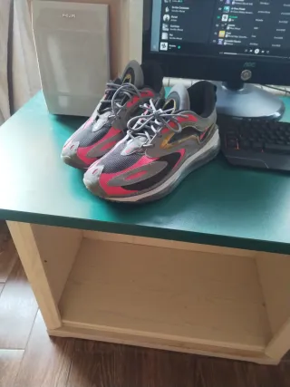 Zapatillas Adidas Negras y Blancas