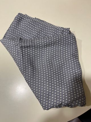 Pañuelo cuello gris topos blancos